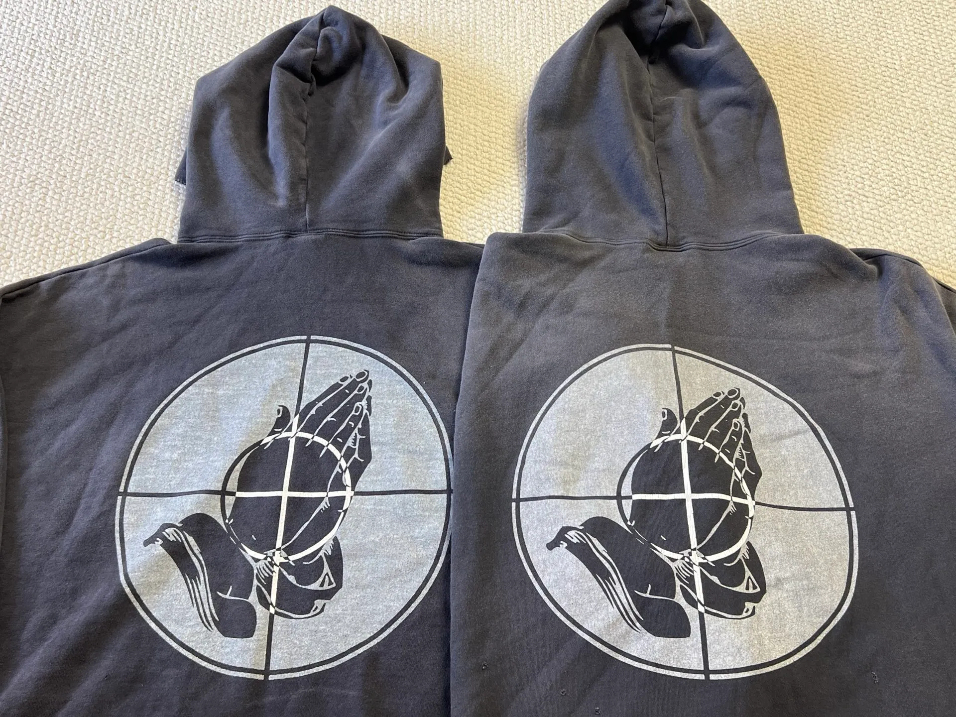 Pattern vs original SAINT Mxxxxxx × FEAR OF GOD FG_HOODIE/SNT OF GOD/BLK FOG joint model ETERNAL praying crosshair distressed hoodie. Washed black S-XL This season's hot and super popular joint model. The original version is the same. Spring and summer thin fabrics are comfortable on the upper body. The BOXY version with short fat and wide shoulder line is a fashion favorite. It has a high-end feel. Heavy washing and water fading technology. The horse is repositioned. Too much wear and damage and graffiti treatment. Correct version FOG co-branded main mark/wash mark/little angel mark